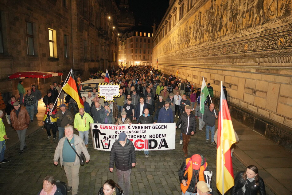 Rund 600 Pegida-Teilnehmer zogen am Montagabend durch Dresden.