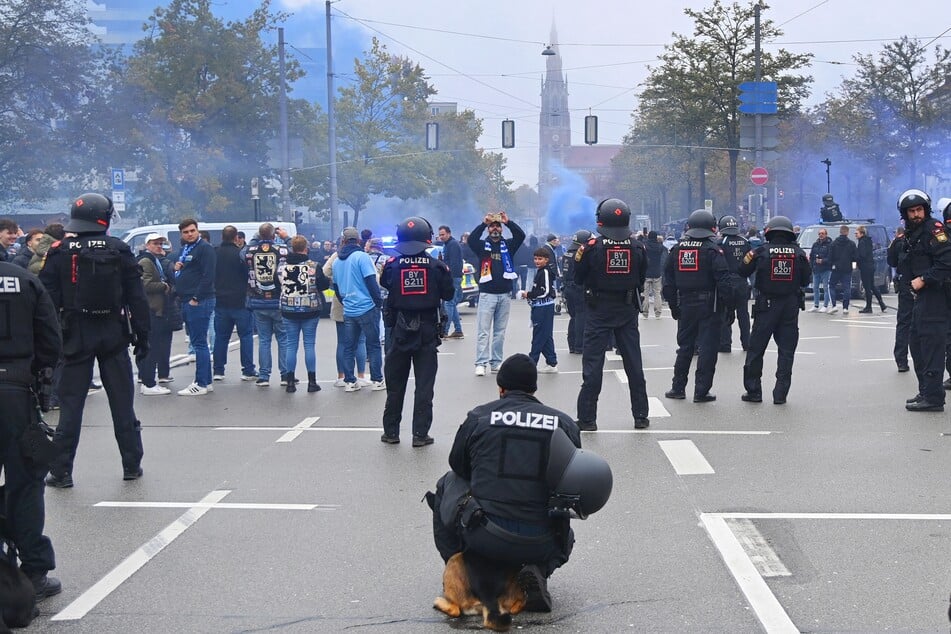 Unter Polizeiaufsicht ging's zum Stadion.