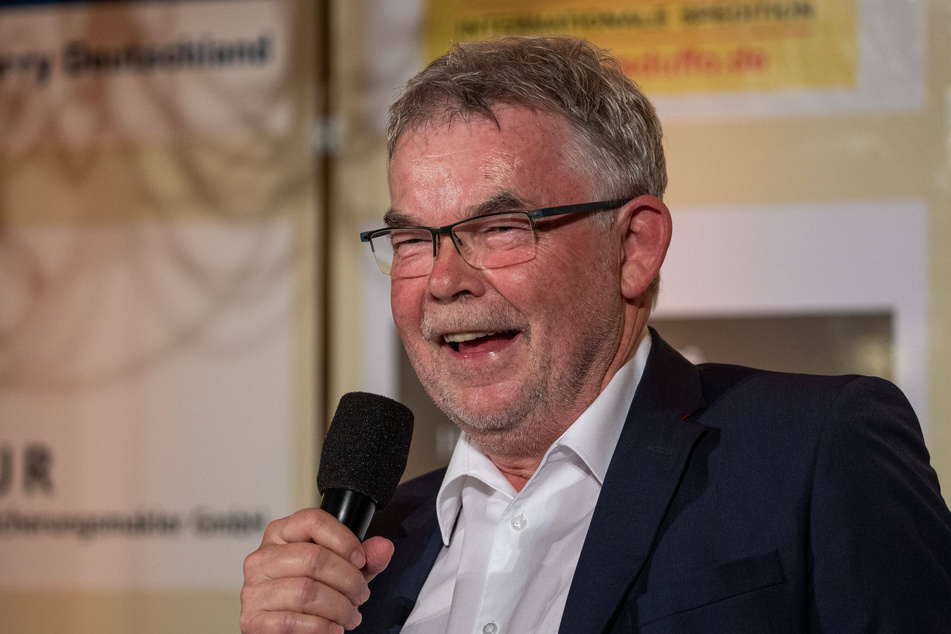 Fußballmoderator Manni Breuckmann (69) war bis 2008 viele Jahre in der Bundesliga-Konferenz der ARD unterwegs. Inzwischen ist er im Ruhestand, kann sich aber so manchen Kommentar bezüglich der Entwicklung des Fußballs nicht verkneifen.