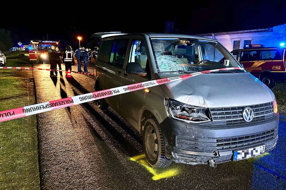 Der VW-Transporter hat die Frau von hinten erfasst.