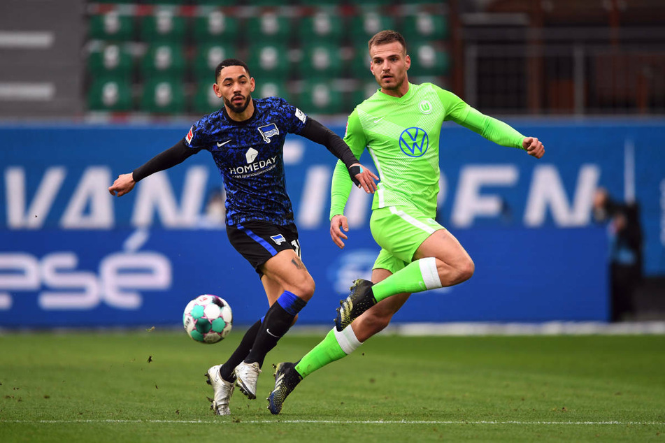 Herthas Matheus Cunha (21, l.) im Zweikampf mit Wölfe-Abwehrspieler Marin Pongracic (23). Der Brasilianer musste in Wolfsburg mit einer Verletzung in der Kabine bleiben.