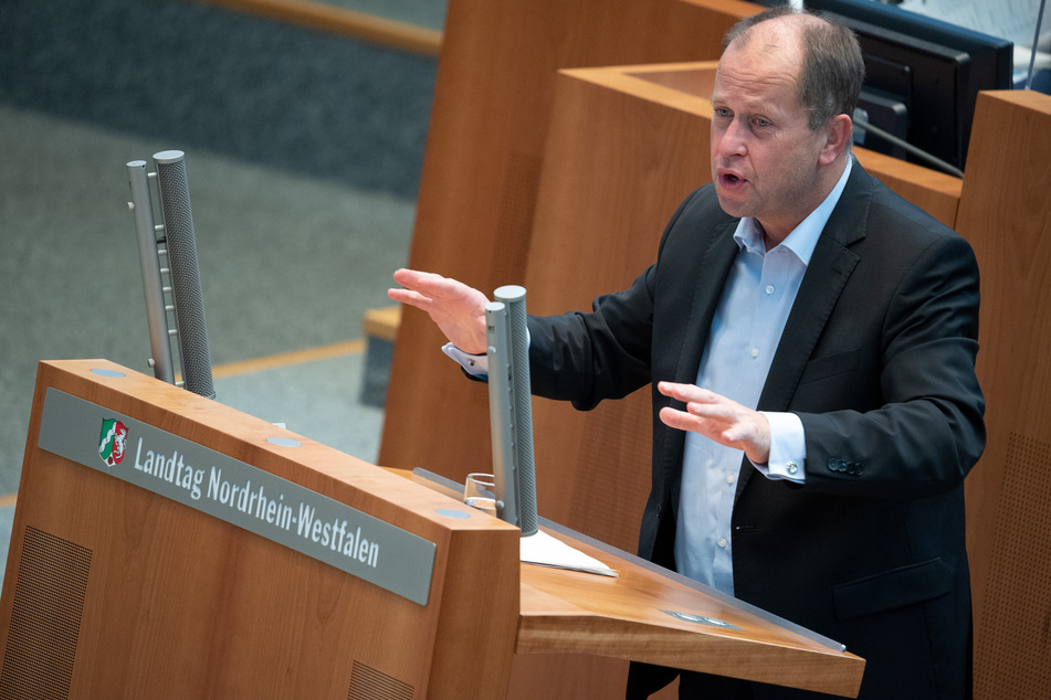 NRW-Familienminister Joachim Stamp geht von einer Erleichterung für Lehrer und Erzieher durch Corona-Schnelltests aus.