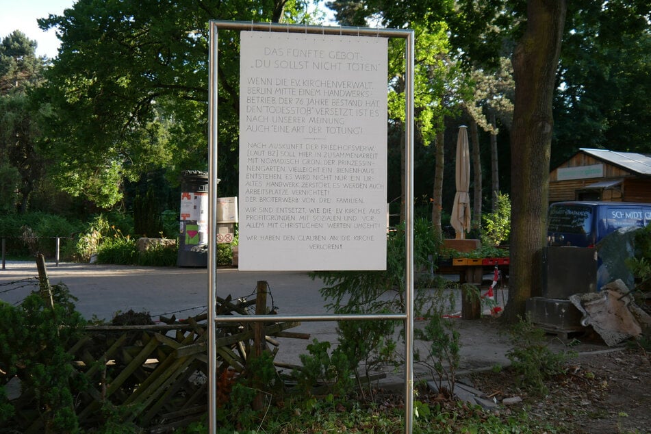 "Wenn die ev. Kirchenverwalt. Berlin-Mitte einem Handwerksbetrieb, der 76 Jahre Bestand hat, den 'Todesstoß" versetzt, ist es nach unserer Meinung auch eine "Art der Tötung", ist Ende Juni auf einer Steinplatte auf dem Grundstück an der Hermannstraße zu lesen.