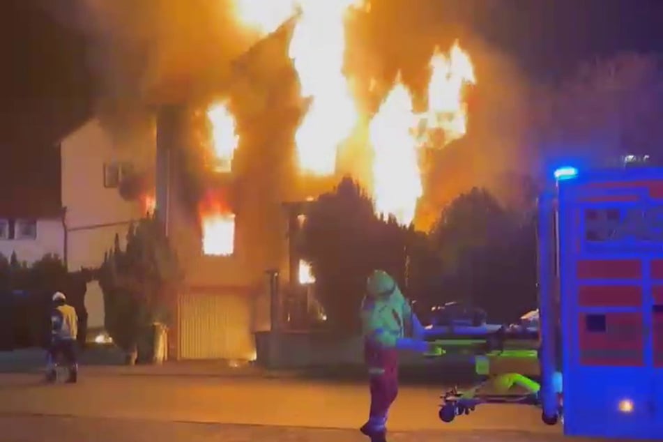 In Niestetal-Heiligenrode (Landkreis Kassel) stand in der Nacht von Dienstag auf Mittwoch plötzlich ein Wohnhaus in Vollbrand.