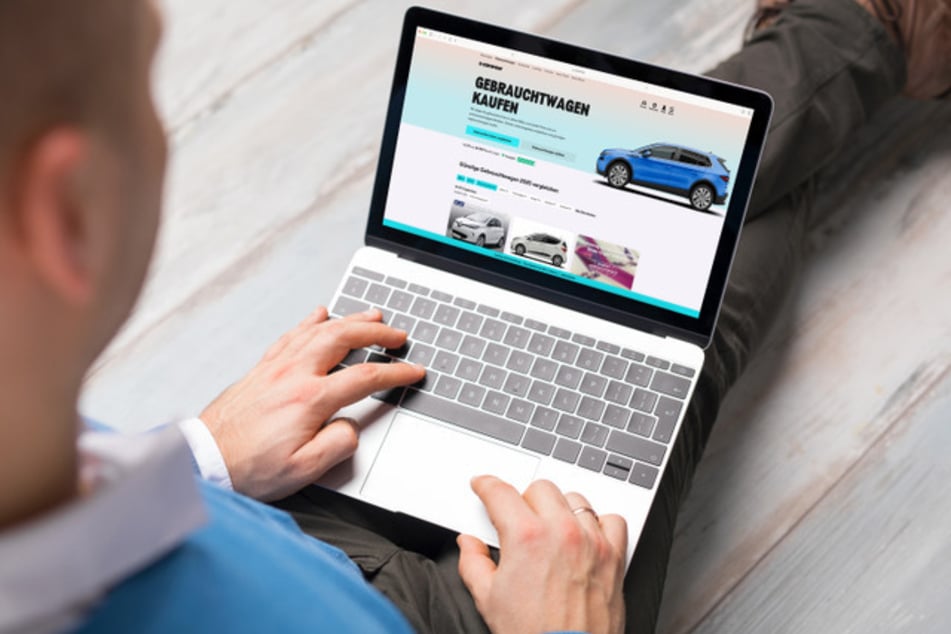 Übers Internet verabredete sich der 19-Jährige mit dem Eigentümer des Porsche. (Symbolbild)