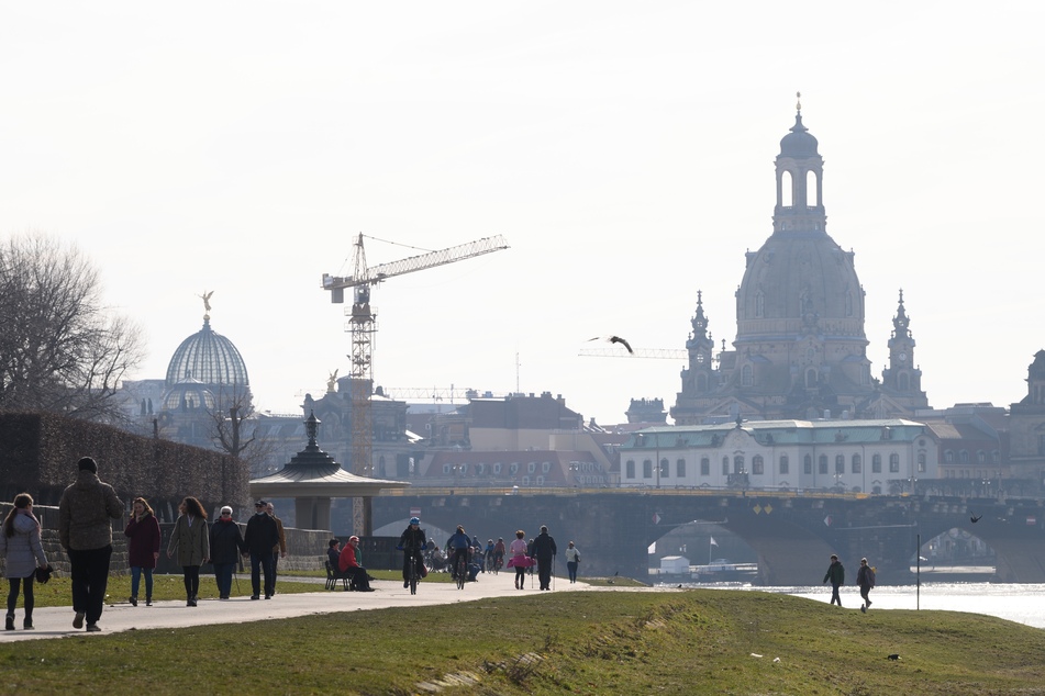 Passanten zieht es am Samstag bei wunderschönem Wetter an die Elbe.