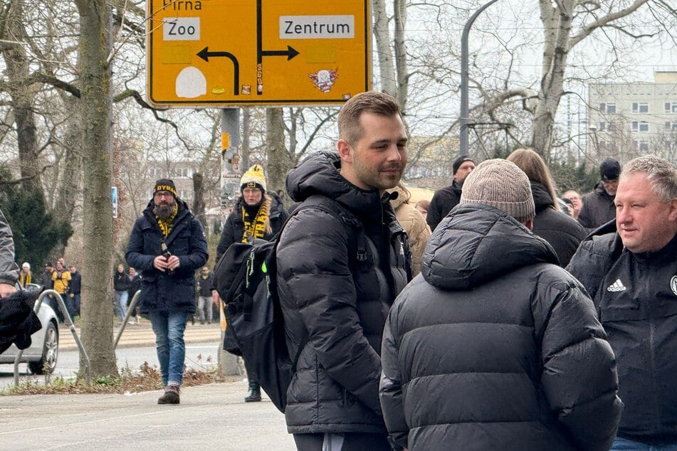 Marc-Philipp Eckermann (27, l.), Referee der heutigen Partie, wurde vor dem Rudolf-Harbig-Stadion gesichtet.