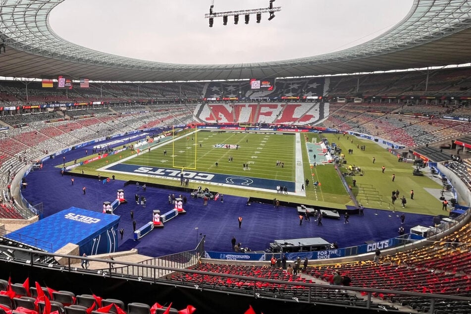 Poco después de la entrada, algunos aficionados ya buscan sus asientos, pero la mayoría todavía se dirige a los numerosos puestos.