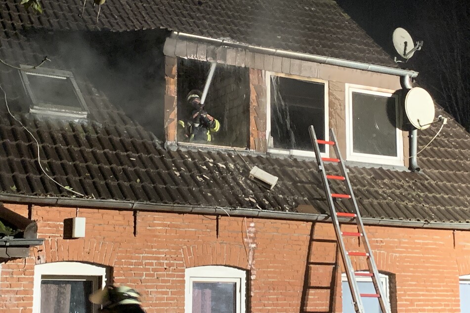 Feuerwehrleute sind in Leer im Einsatz.