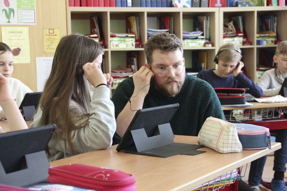 Grundschullehrer Andrei Vesa ist von der Arbeit mit den Kindern begeistert. Dennoch fühlt auch er sich hin und wieder von Schulsystem im Stich gelassen.