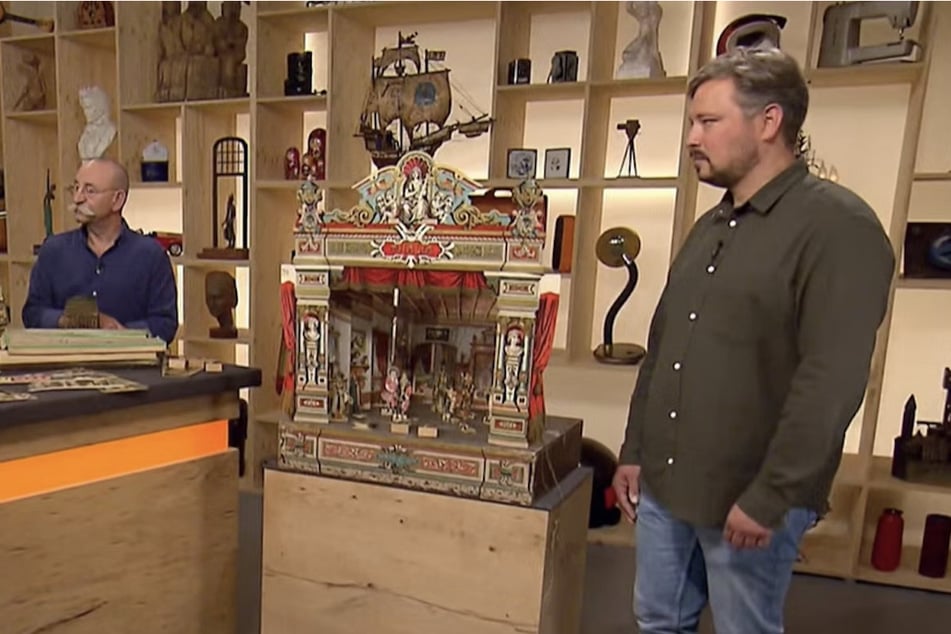 Johannes Krapf (44) aus Nürnberg möchte bei "Bares für Rares" ein Papiertheater verkaufen.