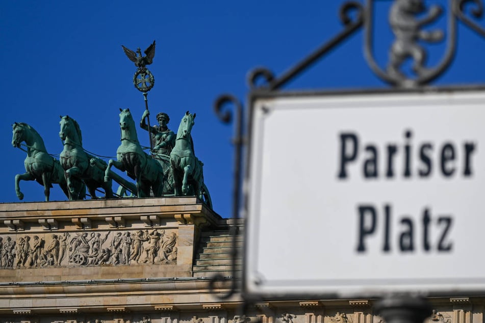 Berlin: Bombenalarm am Brandenburger Tor: Polizei räumt Pariser Platz