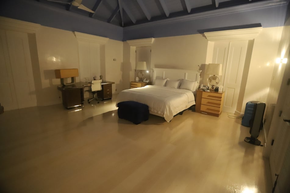 In dem Anwesen waren mehrere Schlafzimmer. Alles wirkt klinisch sauber.