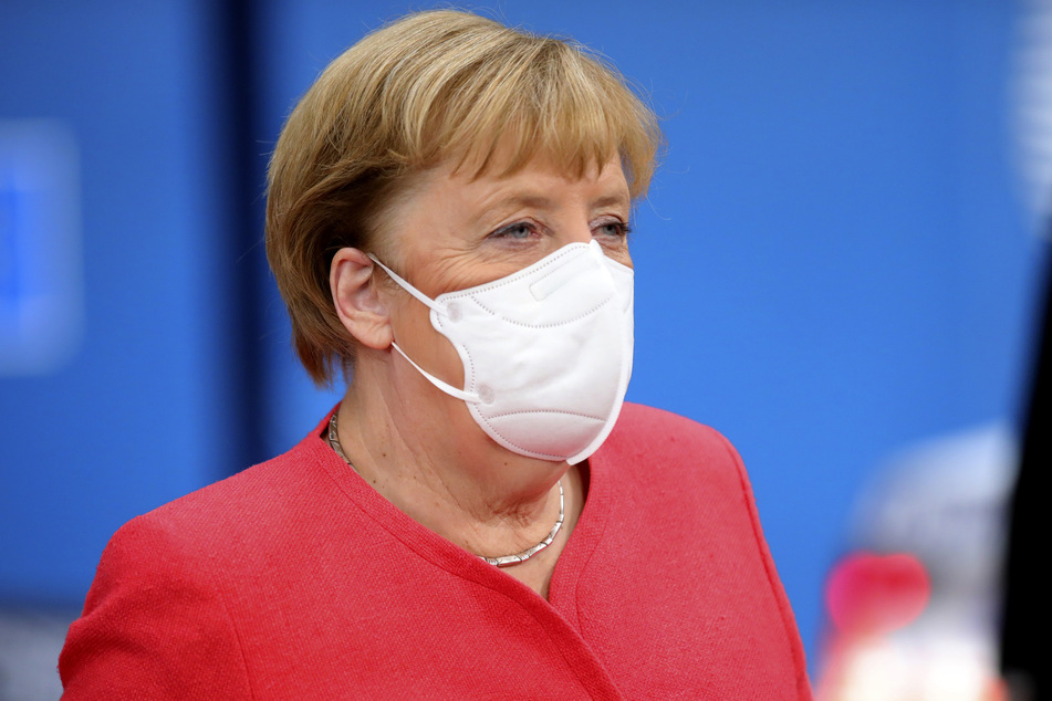 Angela Merkel, Bundeskanzlerin, trägt beim Eintreffen im Europäischen Rat einen Mund-Nasen-Schutz.
