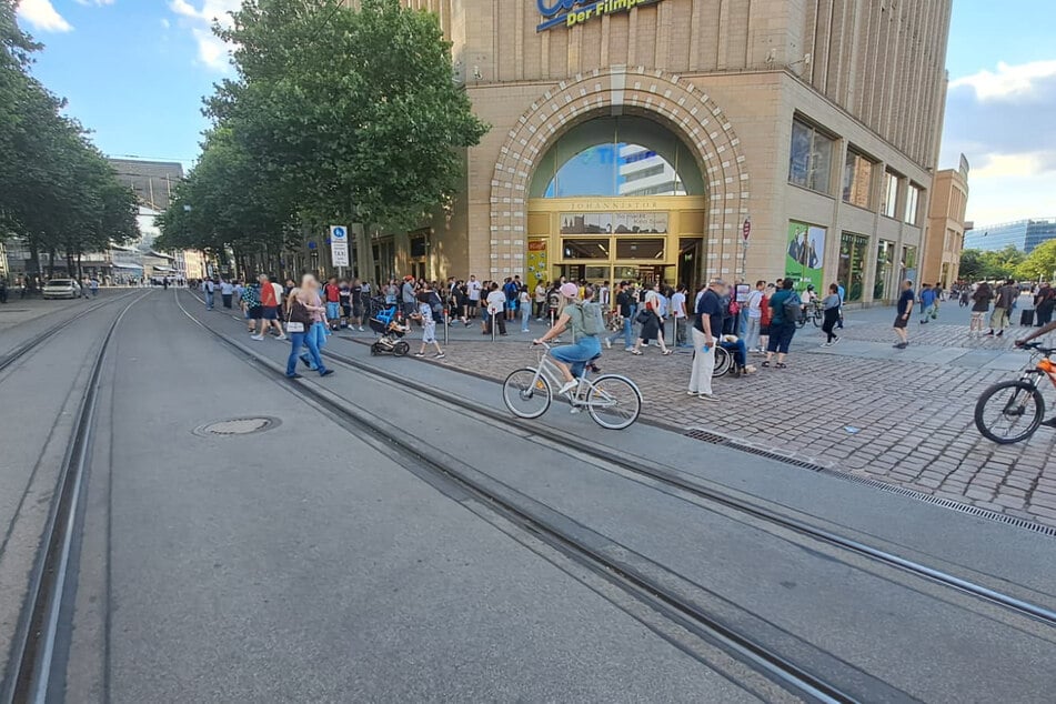 Zahlreiche Menschen mussten das Einkaufszentrum "Galerie Roter Turm" am Samstagabend verlassen.