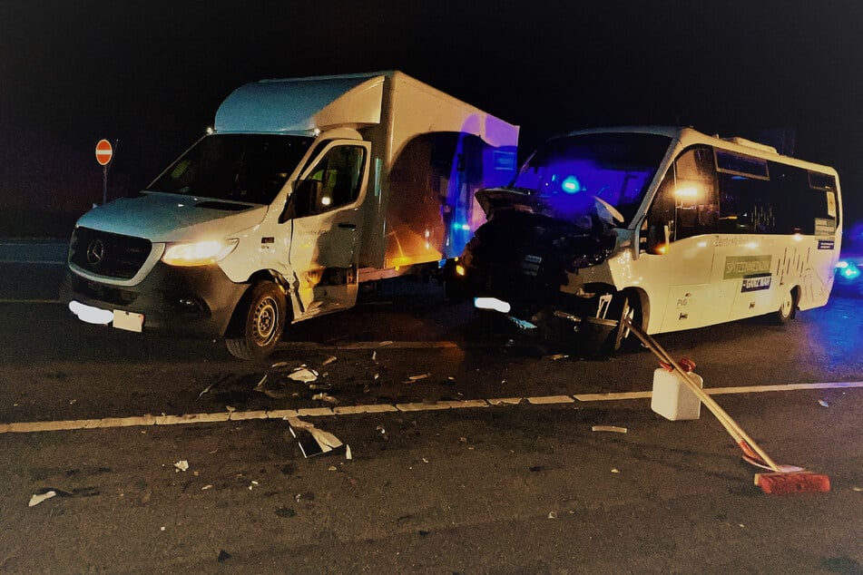 Unfall A4: Crash von Transporter und Linienbus an der A4: Beide Fahrer verletzt