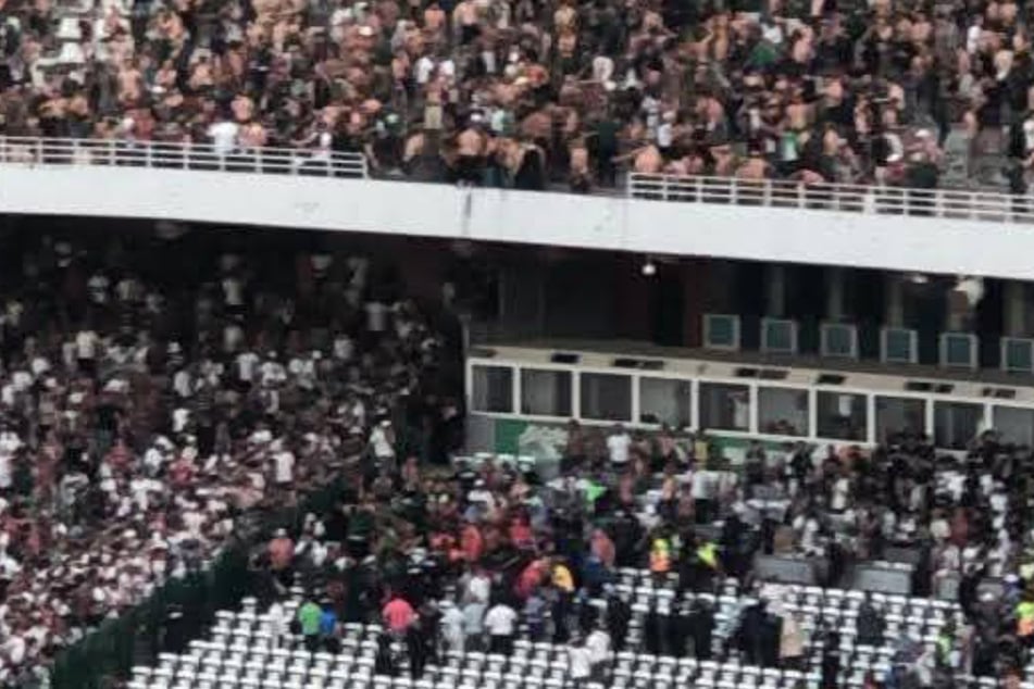 Mehrere Menschen stürzten vom Oberrang in die Tiefe.