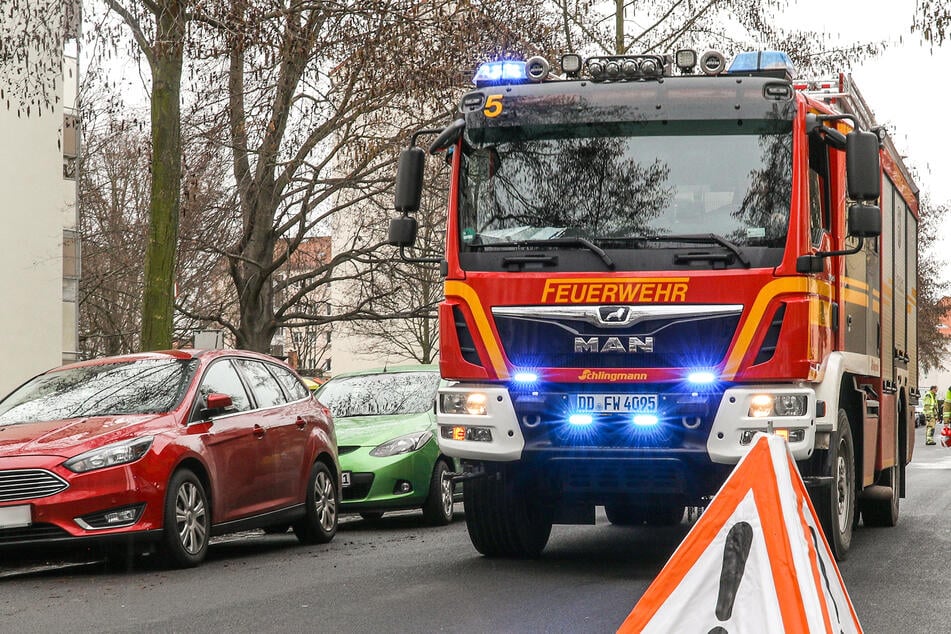 Dresden: Baby in Not! Dresdner Feuerwehr muss Auto aufschlagen