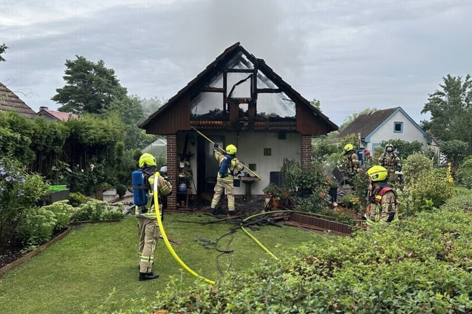 Beim Eintreffen der Feuerwehr stand die Laube bereits in Vollbrand.