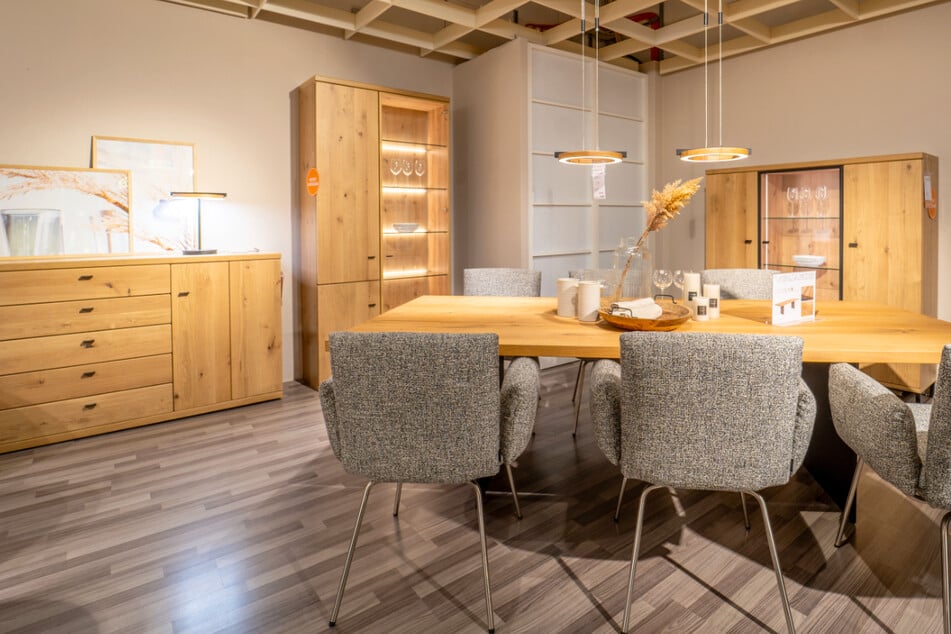 Hier gibt's aktuell bis zu 30 Prozent Rabatt auf Sofas, Regale und Leuchten