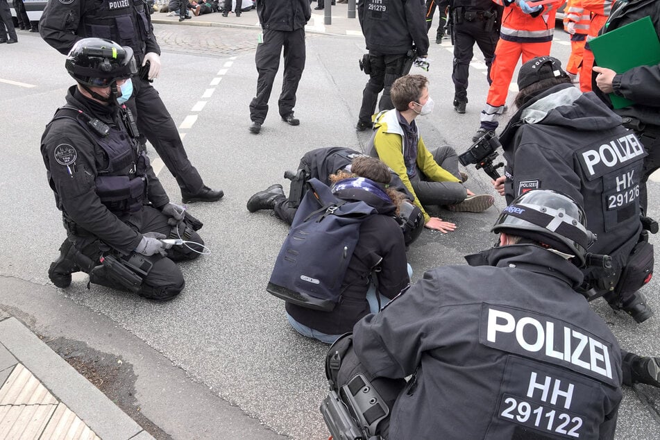 Am 26. Mai hatten sich die Aktivisten auf dem Millerntorplatz in St. Pauli schon einmal an der Straße festgeklebt.