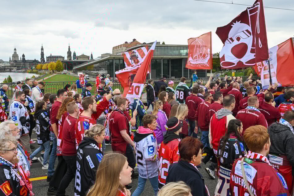 Über 700 Fans zogen am Sonntagmittag über die Marienbrücke.