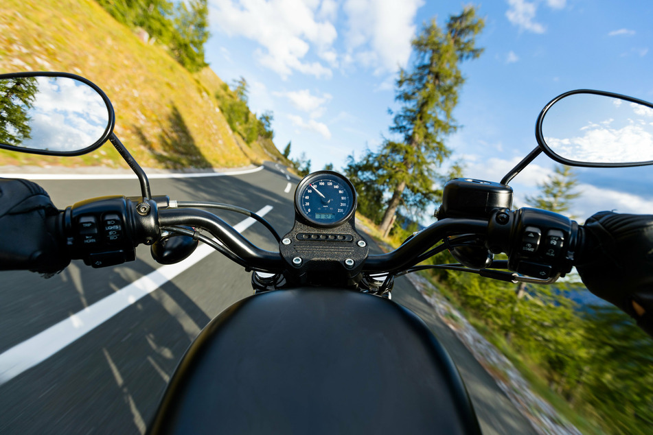 Kein sicherer Platz für das beliebte Apple-Produkt: Die Montage des iPhones auf dem Motorradlenker kann kostspielig werden. (Symbolbild)