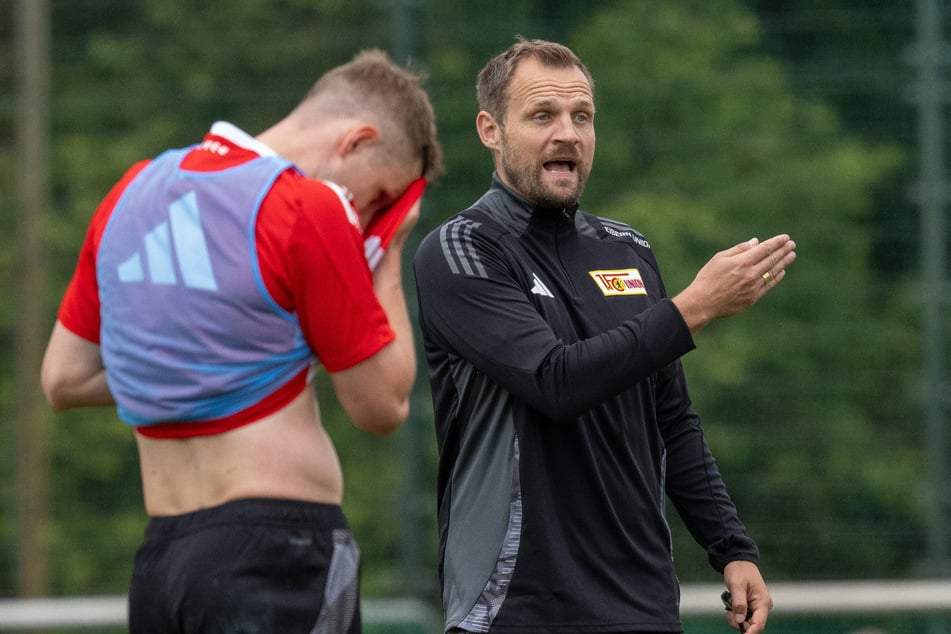 Unions neuer Cheftrainer Bo Svensson (45, r.) gibt beim Trainingsauftakt der Saison 2024/2025 Anweisungen.