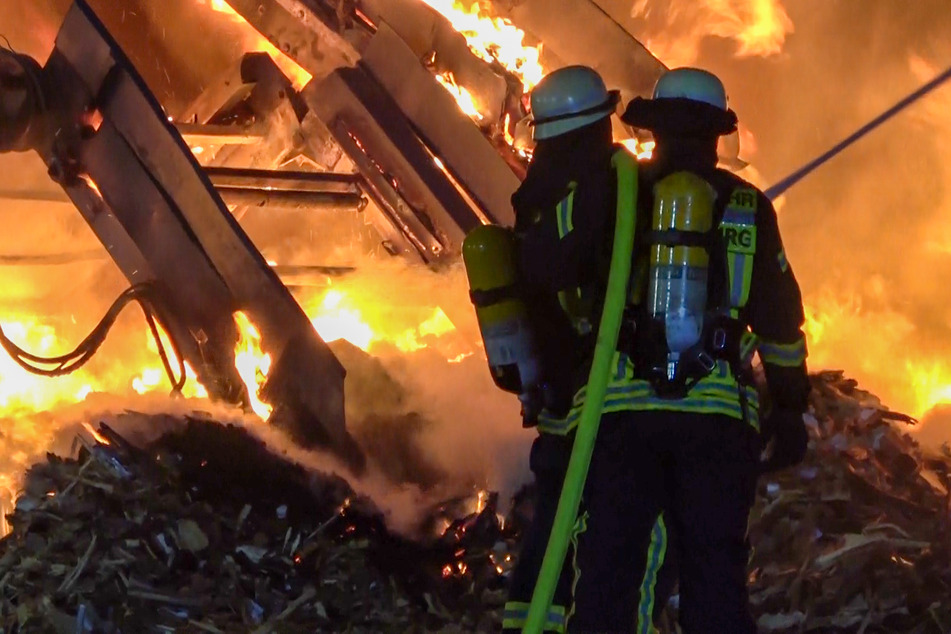 Stundenlang kämpften die Feuerwehrleute gegen die Flammen an.