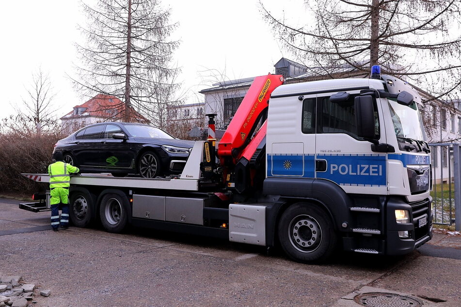 Beschlagnahmt: Beamte stellen in Dresden den BMW des Verdächtigen Mustafa K. sicher.