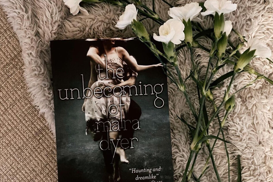 The Unbecoming of Mara Dyer is about a teenage girl who discovers her dark, supernatural abilities.