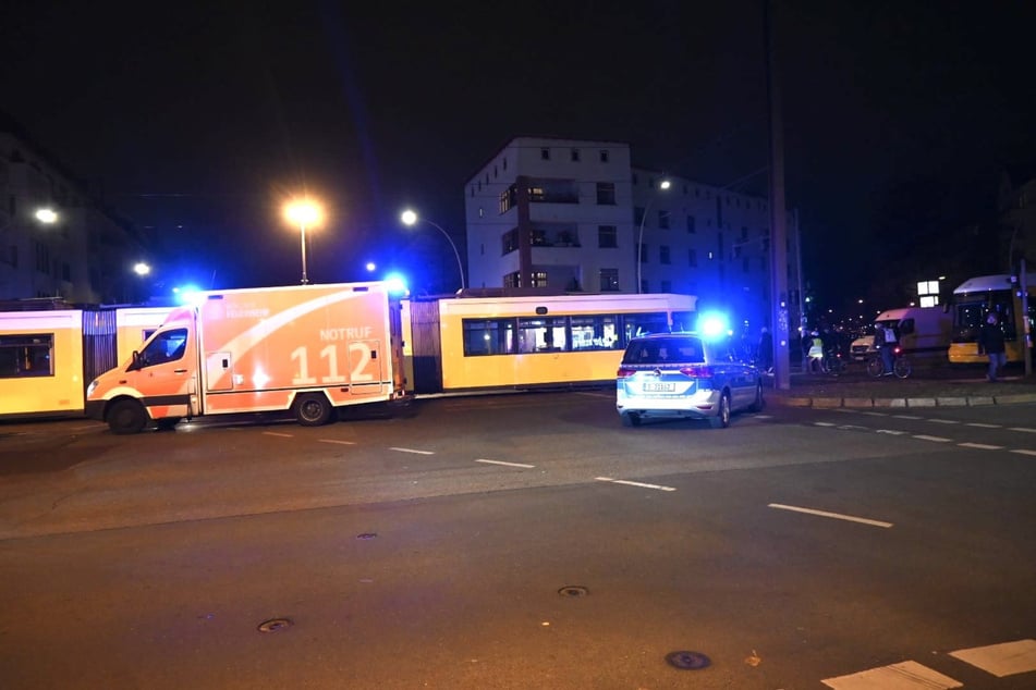 Die polizeilichen Maßnahmen waren am Abend noch nicht abgeschlossen. Die Unfallstelle wurde weiträumig abgesperrt.