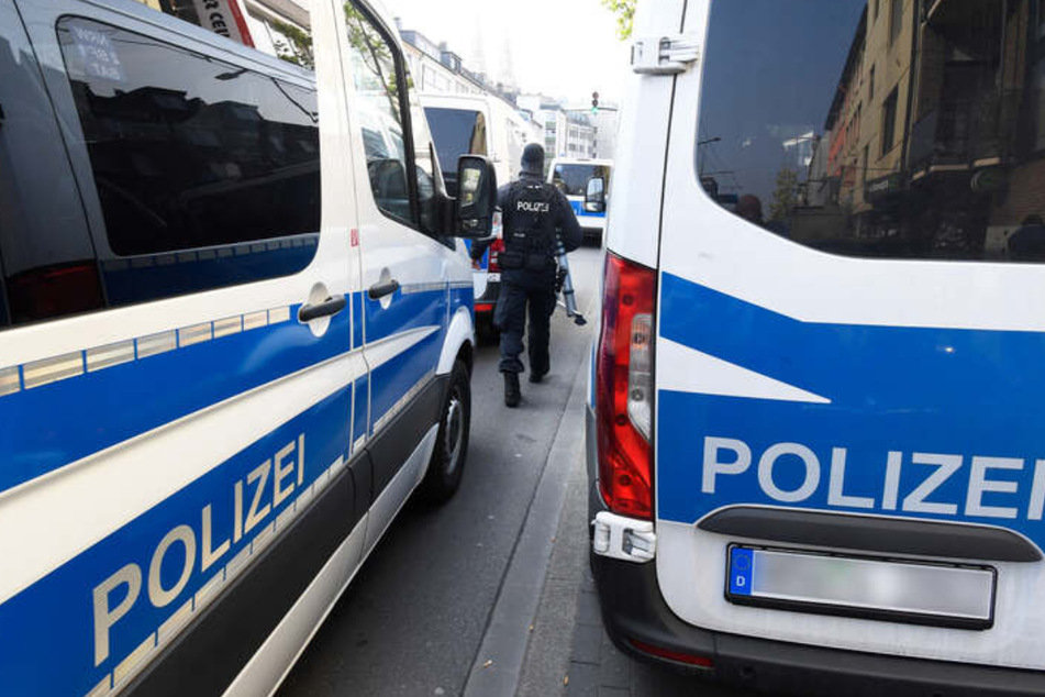 Bei der Wohnungsdurchsuchung wurde die Polizei fündig: verschiedene Drogen und Bargeld von über 15.500 Euro. (Symbolbild)