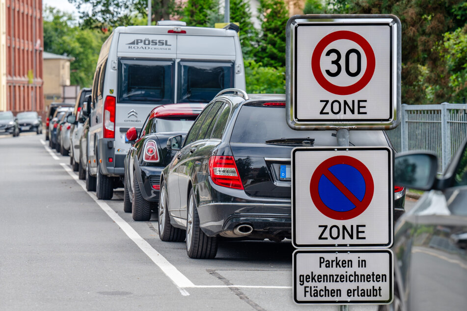 Für Falschparker auf der Nevoigtstraße wird es ernst: Das Rathaus drückt ab sofort kein Auge mehr zu.