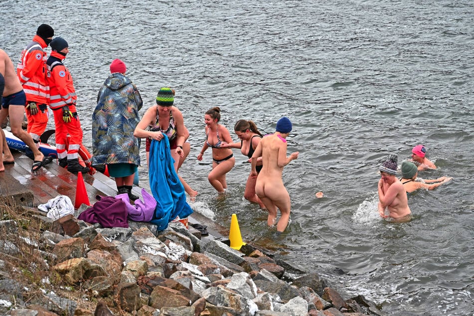 Unter den wachen Augen der Wasserwacht stürzten sich am Sonntag zahlreiche Leute in das eiskalte Nass.