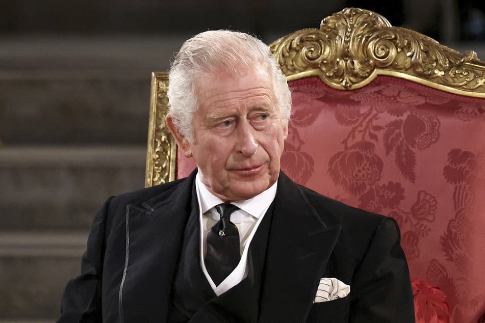 König Charles III. (73) soll nach dem Tod seiner Mutter, Königin Elizabeth II. (†96), rund 100 Mitarbeiter entlassen haben.