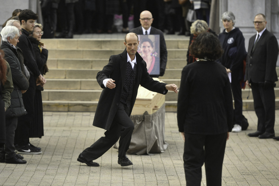 Stéphane Voirin, der Partner der Verstorbenen, begann nach der Zeremonie vor der Kirche in Biarritz zu tanzen.