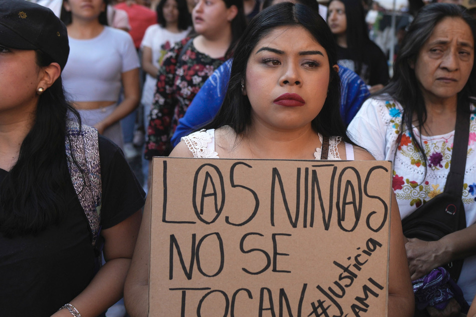 "Kindern darf kein Leid zugefügt werden", steht auf einem Schild, das eine Frau in Mexiko hochhält.
