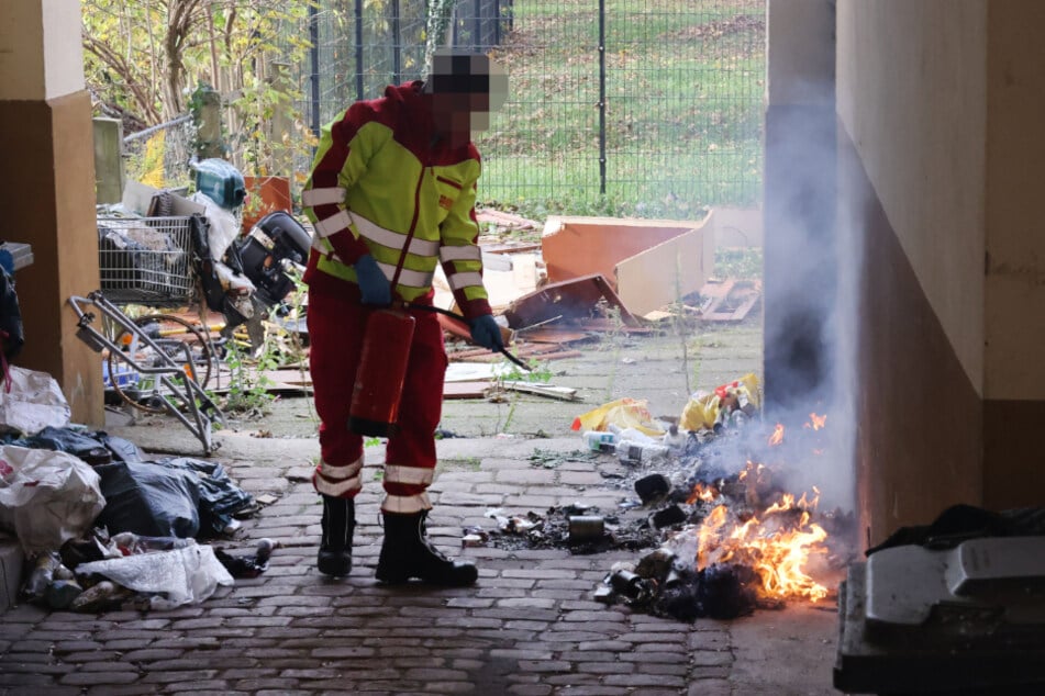Chemnitz: Feuerwehreinsatz auf Chemnitzer Sonnenberg: Müll in Flammen