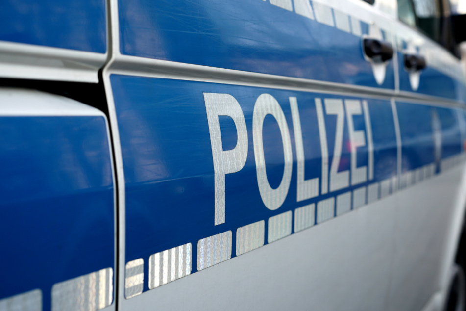 Laut Polizei war der Junge mit einem vor ihm fahrenden VW kollidiert. (Symbolbild)