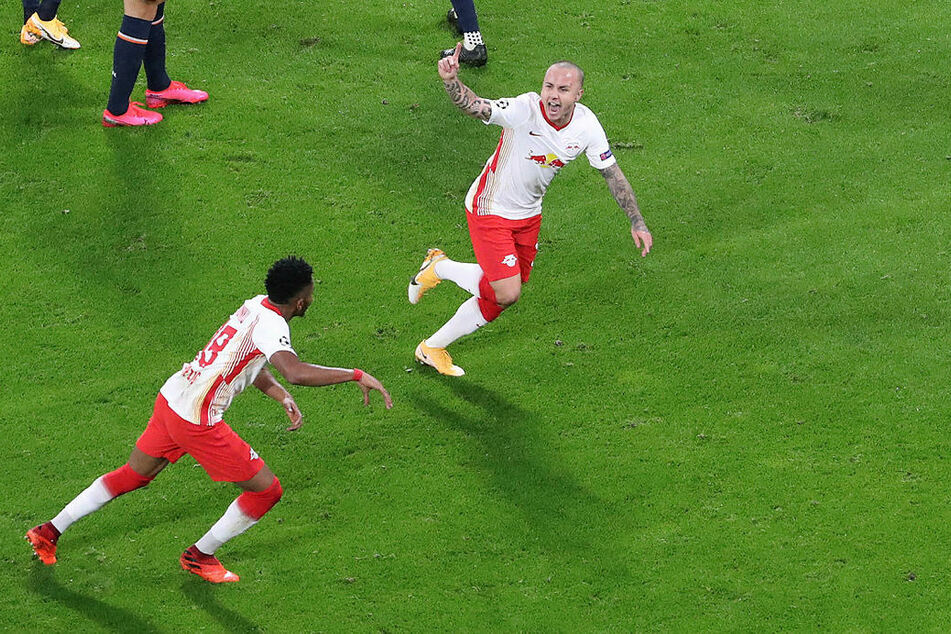 Angelino (r.) wird beim Jubeln von Nkunku eingeholt und beglückwünscht.