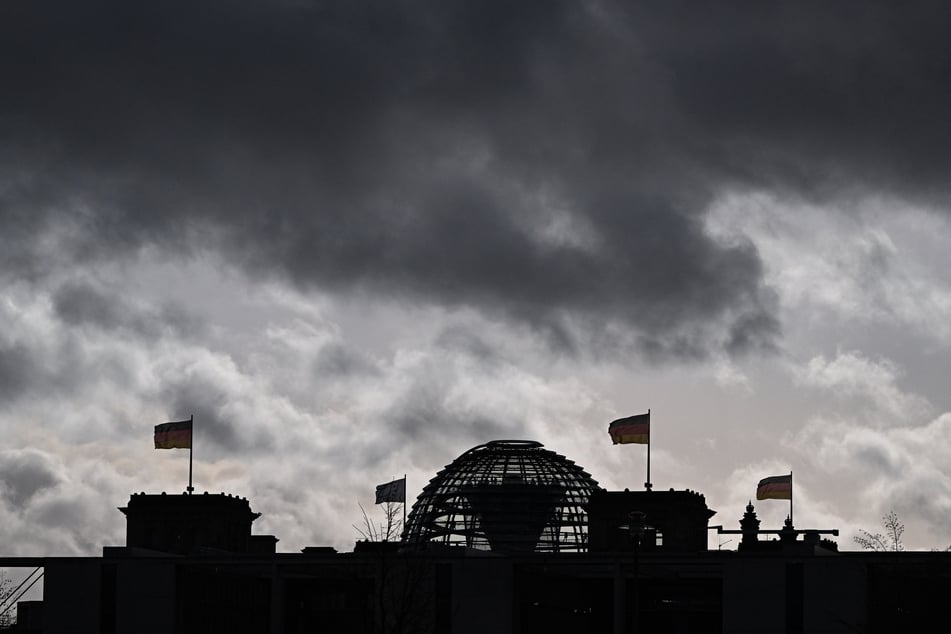 Zum Wochenstart zeigen sich über der Kuppel vom Reichstag viele Wolken.