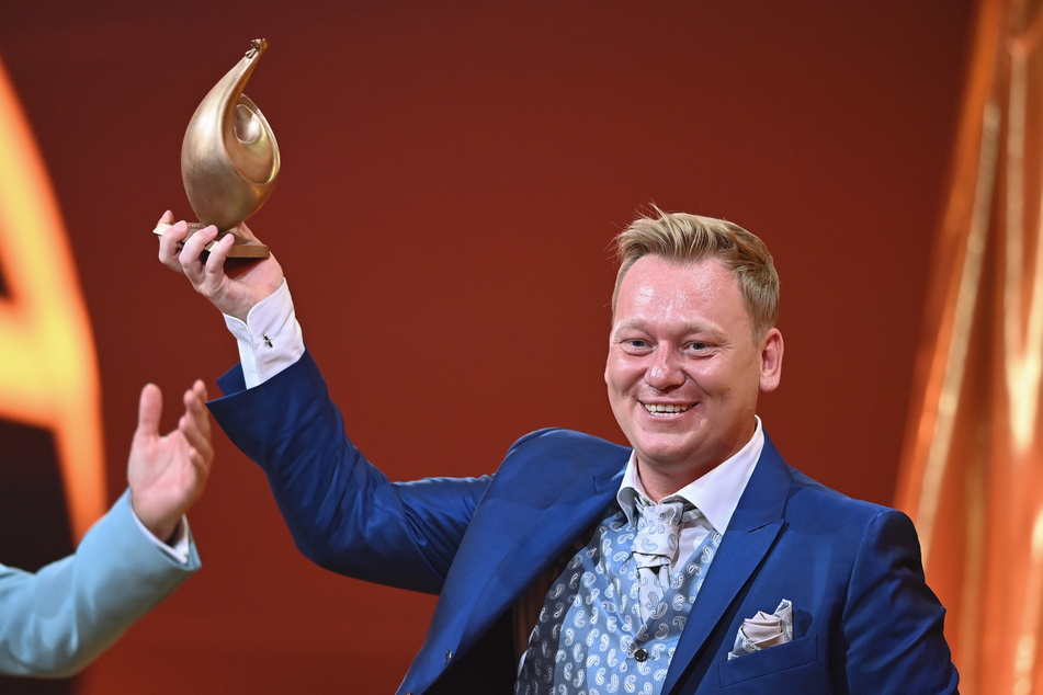 Auch Online-Star Jens "Knossi" Knossalla (35) durfte eine goldene Skulptur mit nach Hause nehmen.
