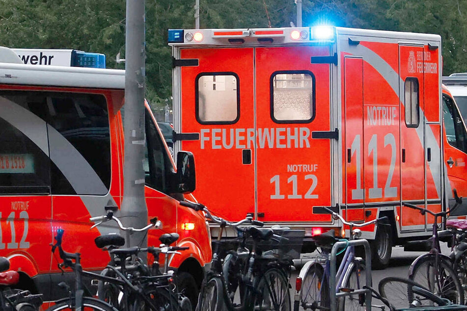 Der Rettungsdienst der Berliner Feuerwehr steht kurz vor dem Kollaps, weil auch zahlreiche Bagatellfälle und weniger dringende Notrufe abgedeckt werden müssen.