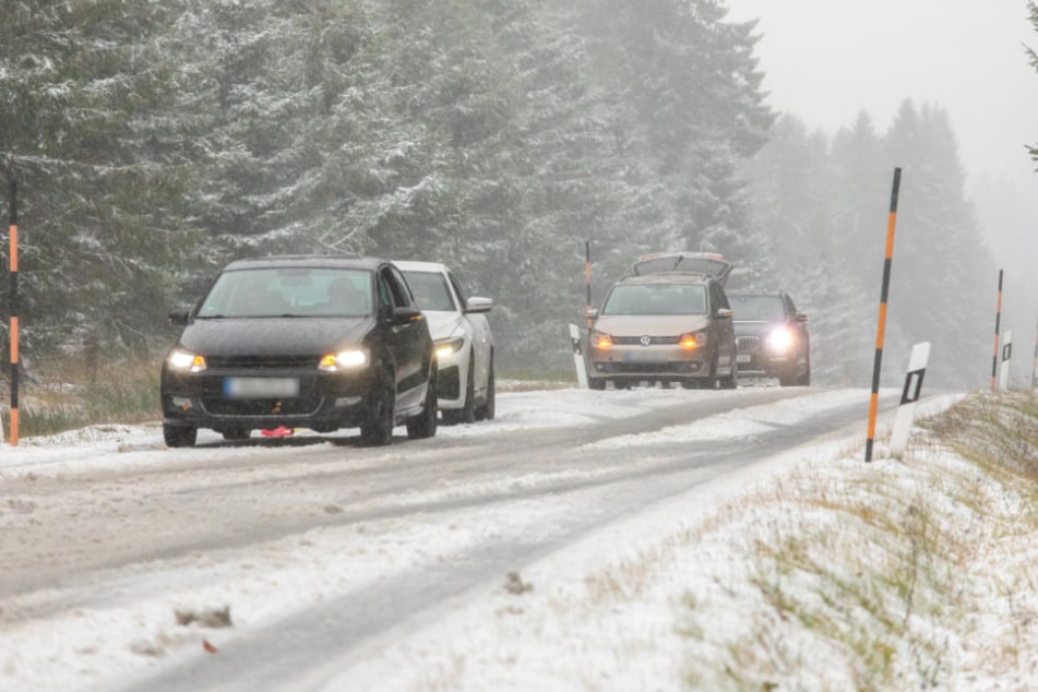 Nach den ersten Schneefällen blieben bei Oberwiesenthal einige Autos am Straßenrand stehen.