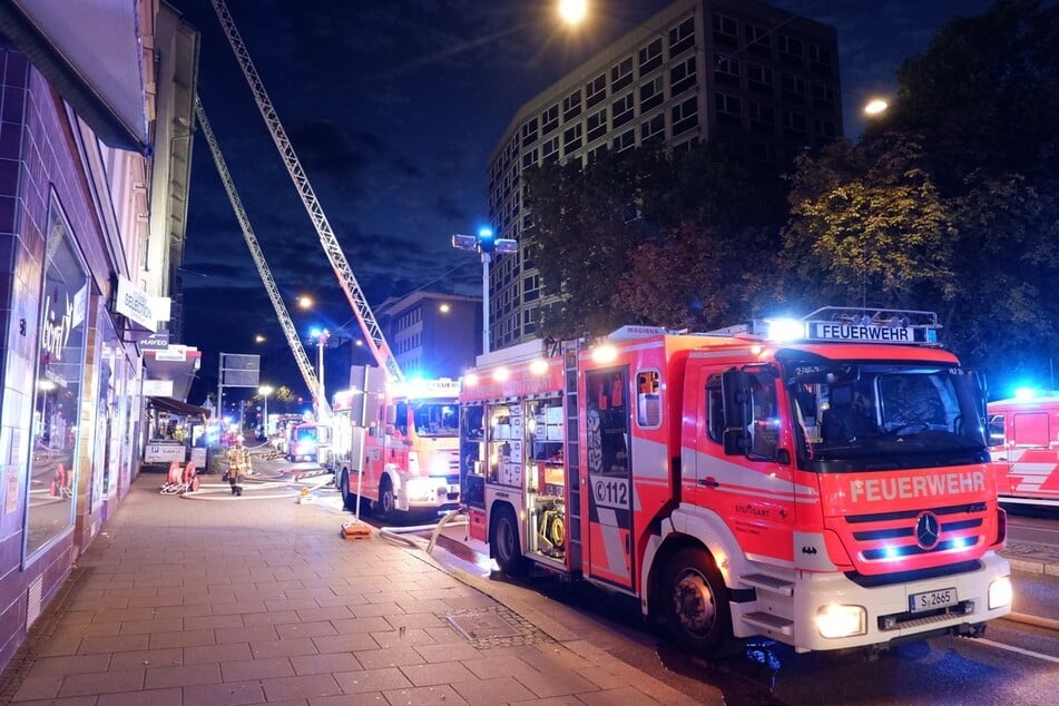 Die Feuerwehr setzte zum Löschen mehrere Drehleitern ein.