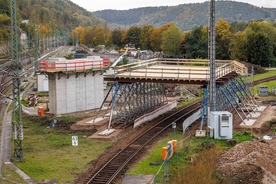 Der Mittelpfeiler im Gleisbereich. Die Behelfsbrücke besteht aus zwei je 80 Meter langen Stahlfachwerkelementen und wird die internationale Bahnstrecke überspannen.