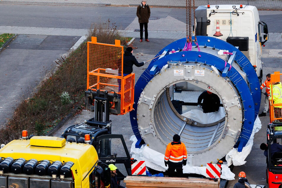 Der Transport mit der Magnetspule kam am Abend des gestrigen Donnerstags auf dem Gelände der Mainzer Uni an.