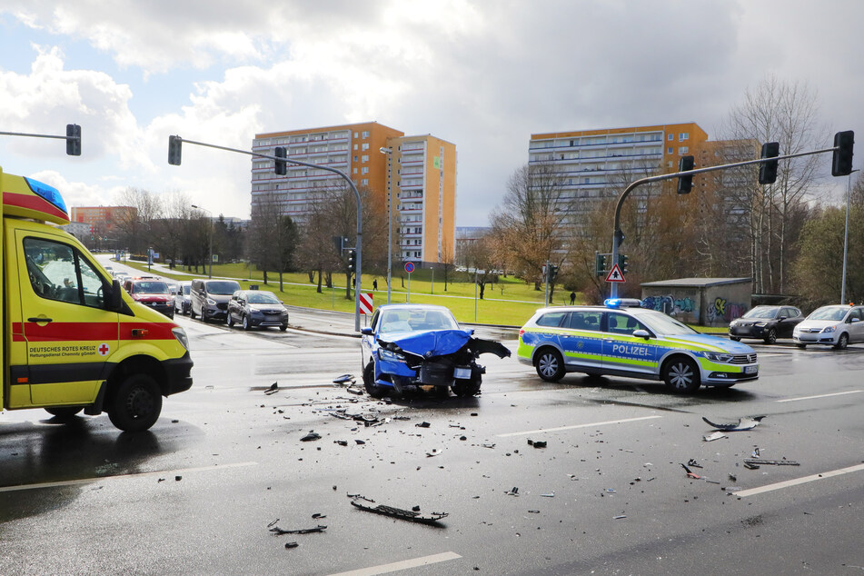 Auf dem Chemnitzer Südring krachte es am Sonntag: Ein Skoda und ein Ford kollidierten miteinander. Die Kreuzung musste teilweise gesperrt werden.