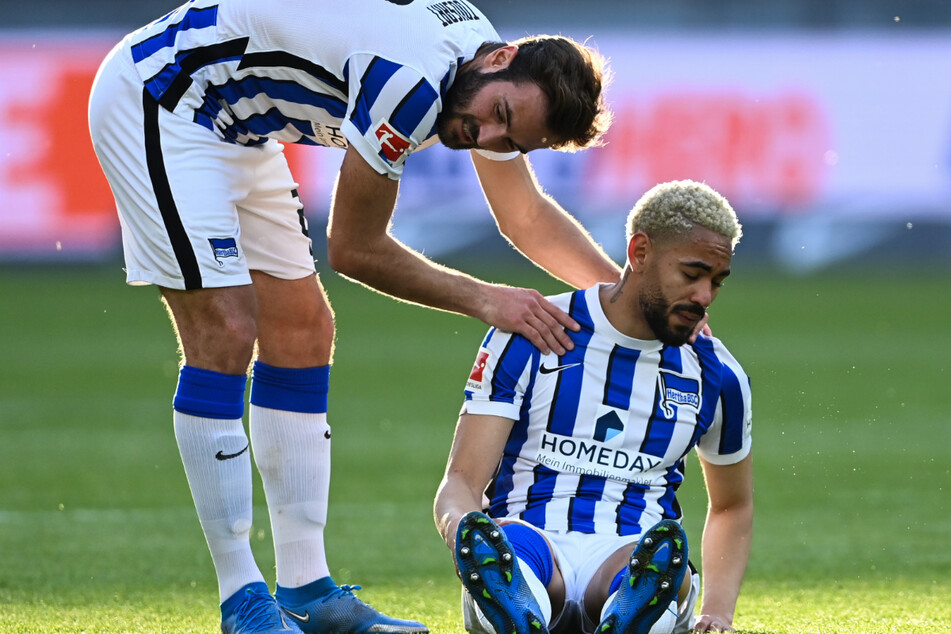 Lucas Tousart (23/l.) kümmert sich um den Verletzten Matheus Cunha (21). Sein Einsatz gegen Schalke ist fraglich.